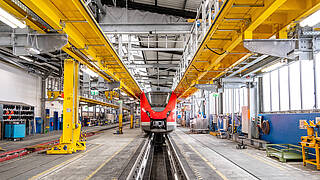 Dacharbeitsbühne mit Straßenbahn in der Mitte