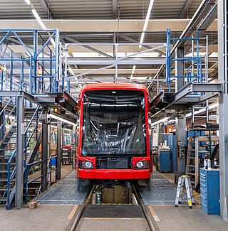 Frontabsturzsicherung für Dacharbeitsbühne bei einer Straßenbahn