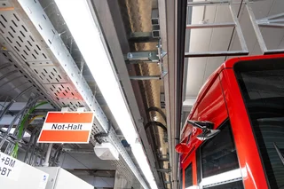 Flexible Spaltüberbrückung zwischen einer Dacharbeitsbühne und einem Zug. 