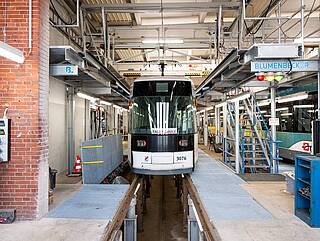 Roof working platform with streetcar underneath