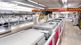 KBK Kran transportiert Klimageräte 