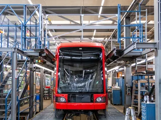 Front fall protection on a roof working platform for railway vehicles in an industrial hall