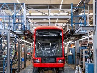 Frontale Absturzsicherung an einer Dacharbeitsbühne für Schienenfahrzeuge in einer Industriehalle