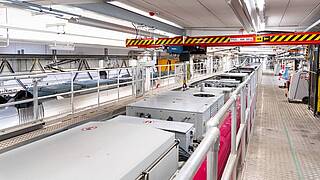 KBK Kran transportiert Klimageräte 