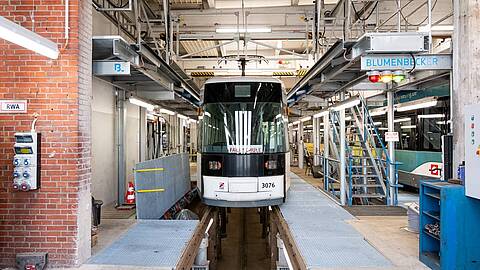 Dacharbeitsbühne mit unterstehender Straßenbahn