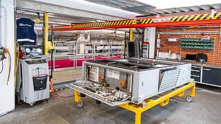 KBK Kran transportiert Klimageräte in industrieller Umgebung